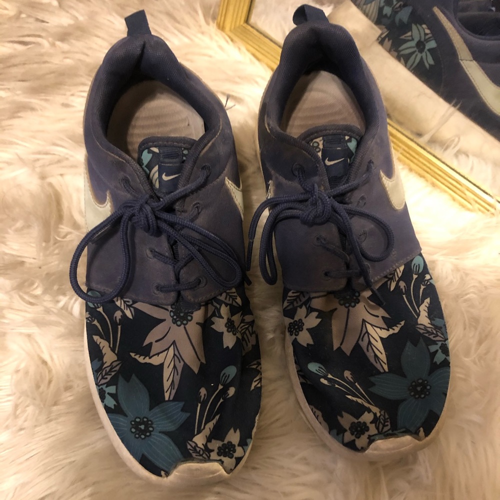 Nike roshe women’s shoe